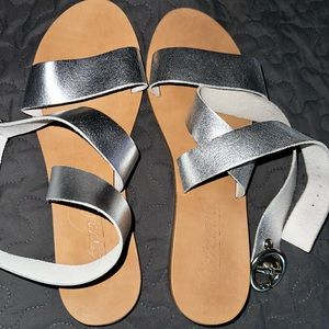 COPY - L’intervalle silver sandals